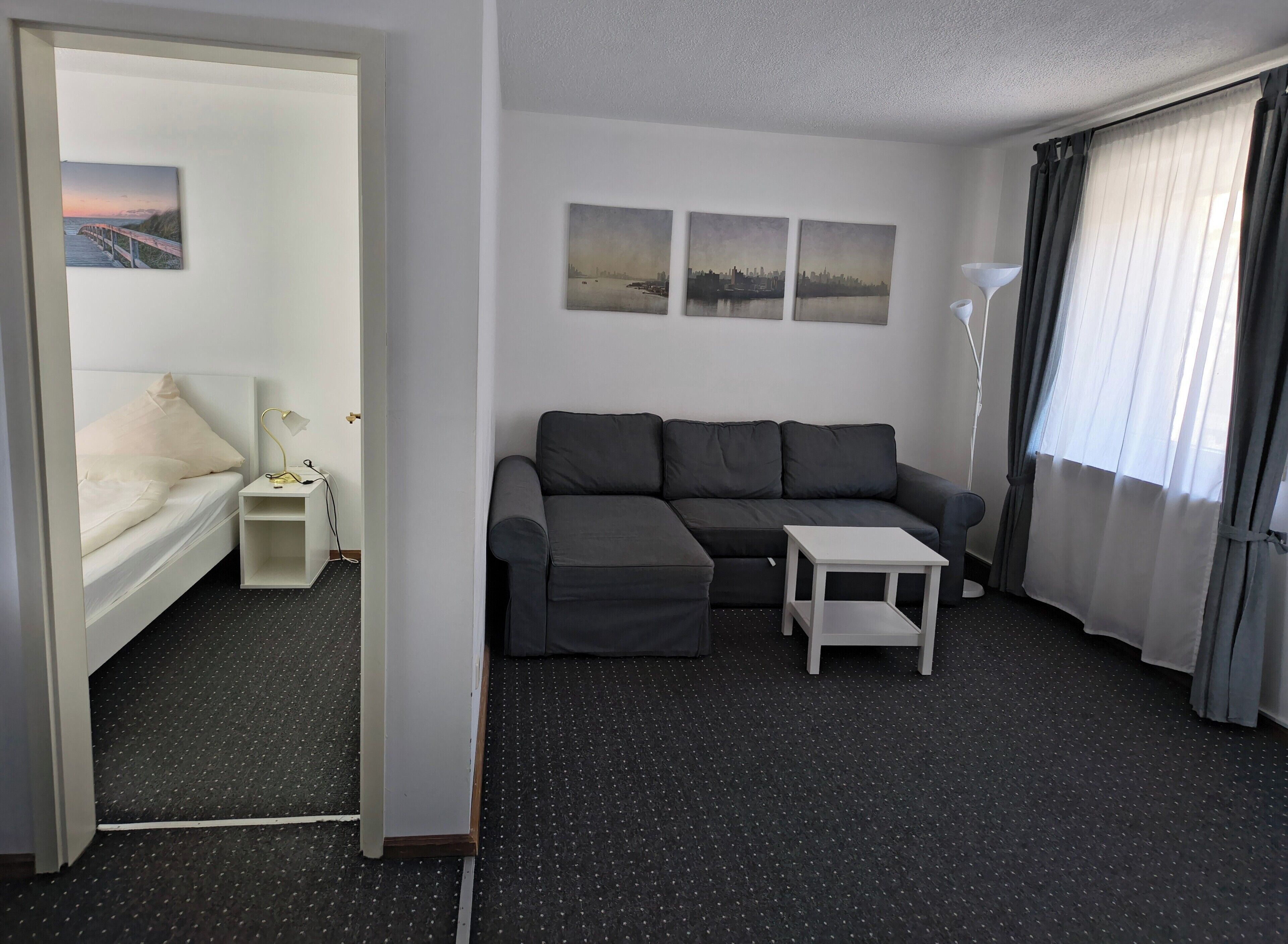 Espacio para trabajar con laptop y cortinas blackout 