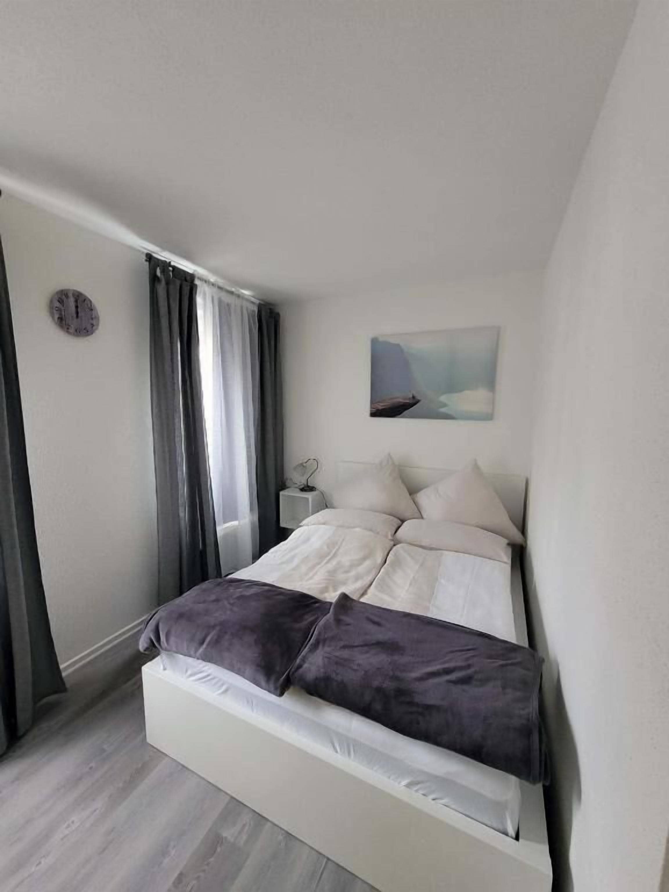 Espacio para trabajar con laptop y cortinas blackout 