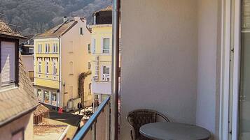 مساحة عمل للكمبيوتر المحمول وستائر تعتيم ومكواة/لوح كي وواي فاي مجانًا