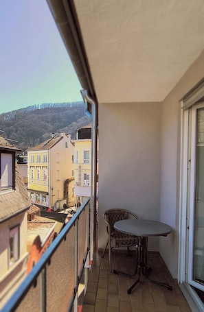 Suite, balcón, vista a la ciudad | Espacio para trabajar con laptop y cortinas blackout