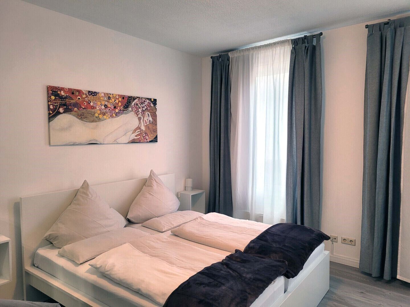 Espacio para trabajar con laptop y cortinas blackout 