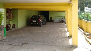 Der Eingang vom Hotel Spring Valley mit einem geparkten Auto.