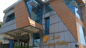 Ein modernes Gebäude mit einem Schild, auf dem "Hotel Spring Valley" steht.