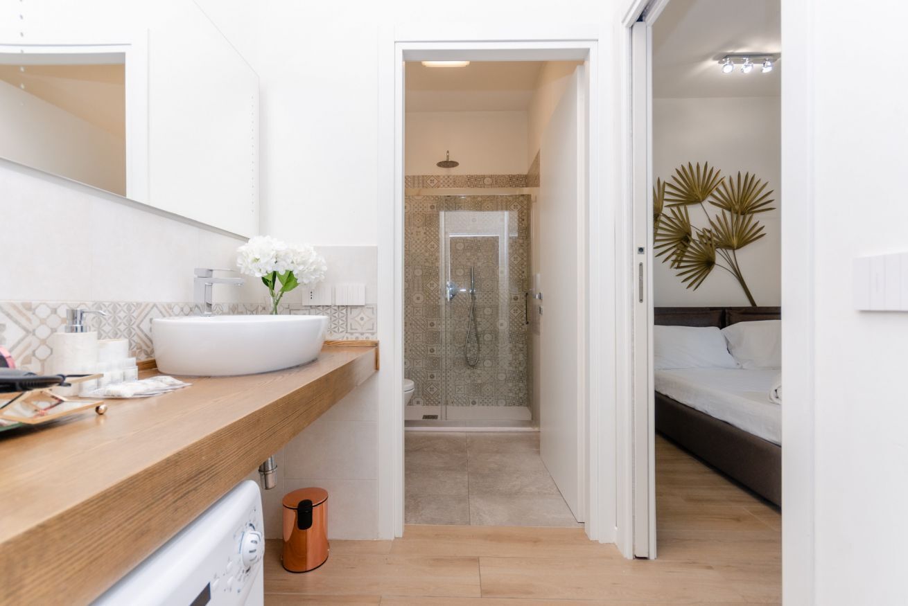 Regadera, secadora de cabello, bidet, toallas 