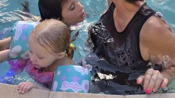 Utendørsbasseng og et oppvarmet basseng