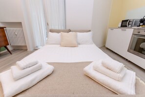 1 slaapkamer, een strijkplank/strijkijzer, gratis wifi, beddengoed