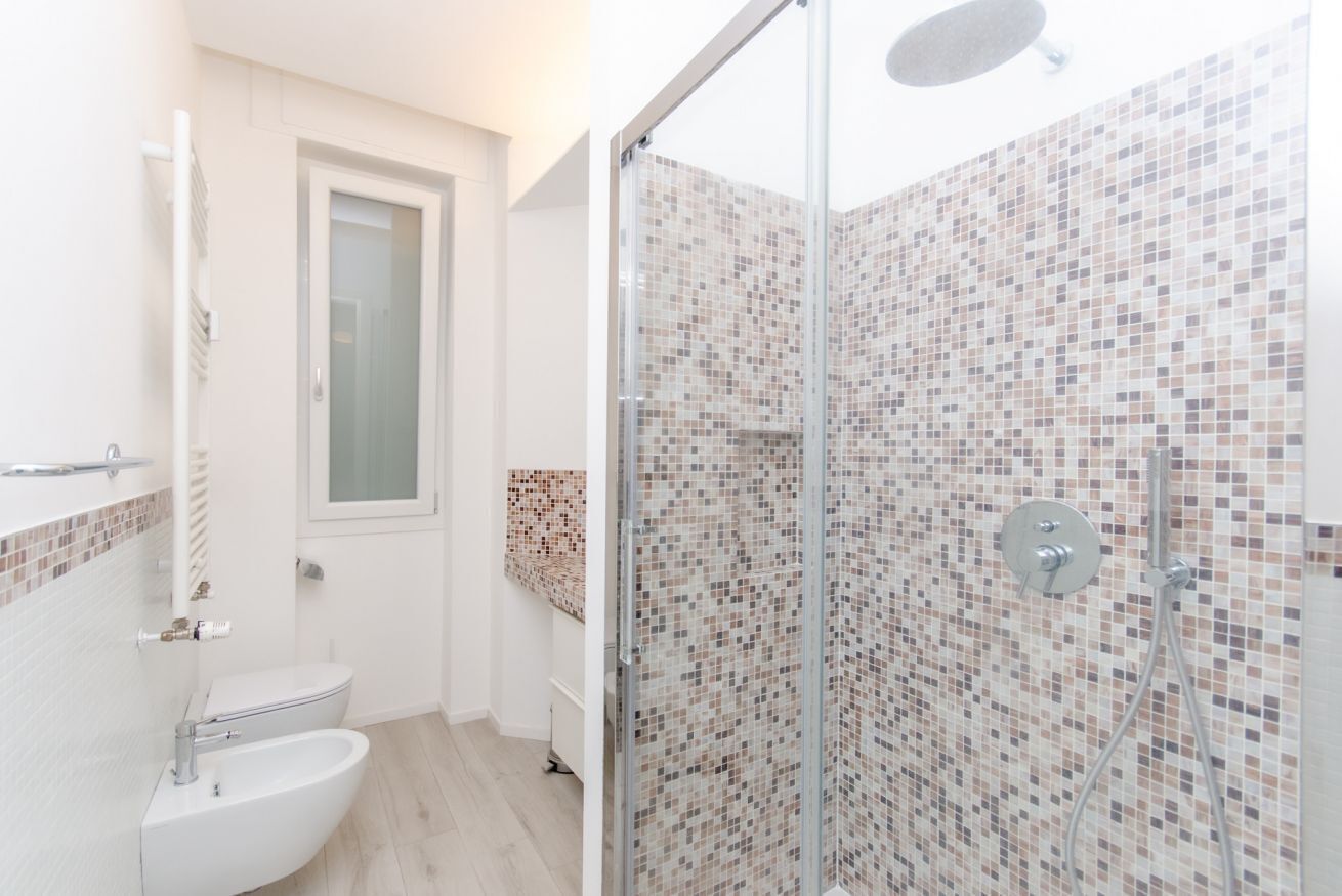 Een douche, een haardroger, een bidet, handdoeken
