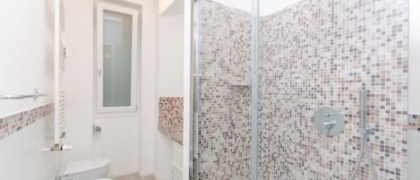 Een douche, een haardroger, een bidet, handdoeken