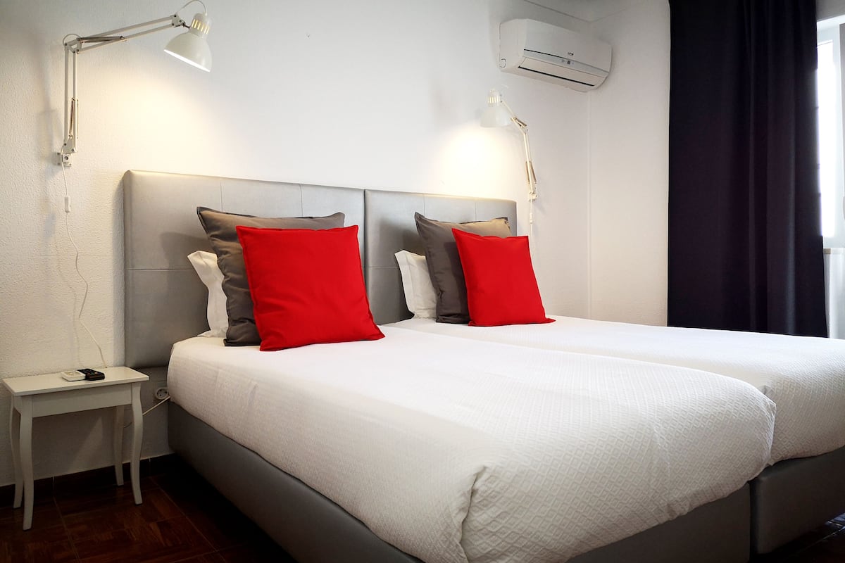Habitación con 2 camas individuales, balcón | Minibar y wifi gratis 