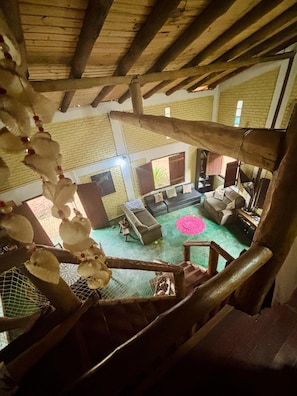 Smart TV, books, stereo - A rustic and charming chalet nestled among centuries-old Jatobá trees! (Piraputanga)