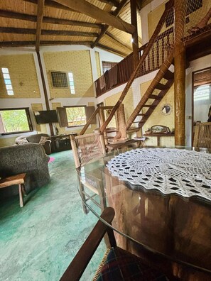 Interior - A rustic and charming chalet nestled among centuries-old Jatobá trees! (Piraputanga)