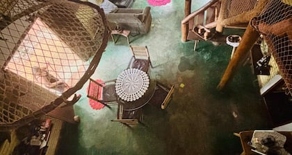 A rustic and charming chalet nestled among centuries-old Jatobá trees!