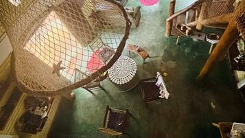 Smart TV, libri, impianto stereo