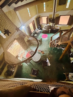 Een smart-tv, boeken en een stereo