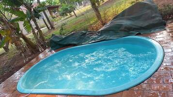 Banyera d'hidromassatge a l'aire lliure