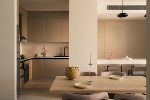 Apartamento, 2 habitaciones, vistas a la ciudad | Servicio de comidas en la habitación