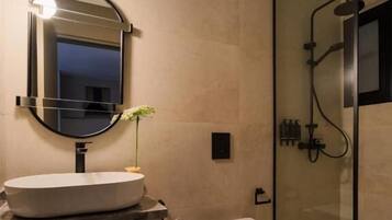 Erillinen kylpyamme ja suihku, ilmaiset hygieniatuotteet, pyyhkeet