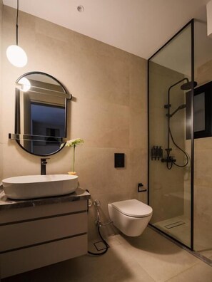 Erillinen kylpyamme ja suihku, ilmaiset hygieniatuotteet, pyyhkeet