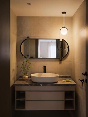 Estudio, 1 habitación, vista a la ciudad | Baño | Tina y regadera independientes, amenidades de baño gratuitas, toallas 