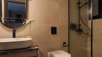 Studio, 1 slaapkamer, uitzicht op de stad | Badkamer | Een aparte badkuip en douche, gratis toiletartikelen, handdoeken, zeep