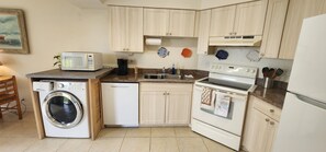 Fridge, microwave, oven, stovetop - Immerse yourself in the island lifestyle! Relaxation or adventure awaits! (Tierra Verde)