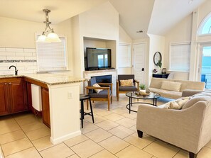 Älytelevisio, takka, kirjoja