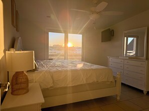 3 makuuhuonetta, työpöytä, Wi-Fi, vuodevaatteet