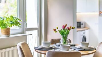 Apartamento, vistas a la ciudad | Zona de estar | Smart TV de 55 pulgadas con canales por cable