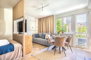 Apartamento, vistas a la ciudad | Zona de estar | Smart TV de 55 pulgadas con canales por cable