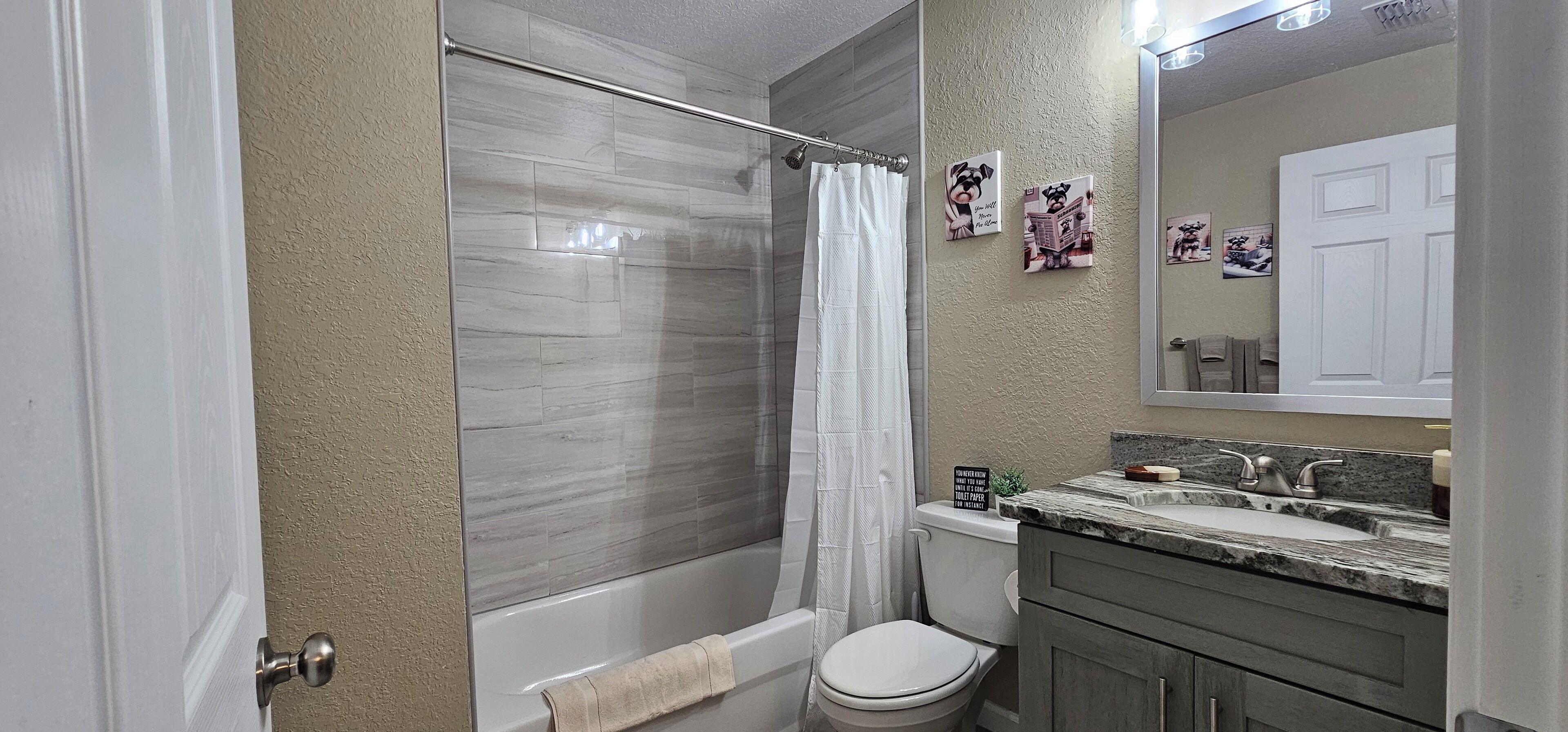 Haartrockner, Handtücher, Seife, Toilettenpapier