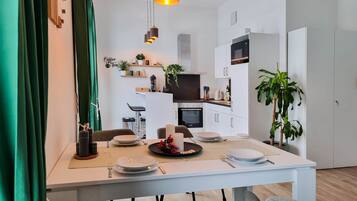 Refrigerador, microondas, horno, placa de cocina