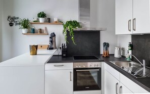 ثلاجة، ميكروويف، فرن، موقد طهي مسطح