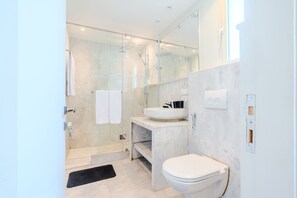 Studio-suite | Badeværelse | Hårtørrer, badekåber, hjemmesko, håndklæder
