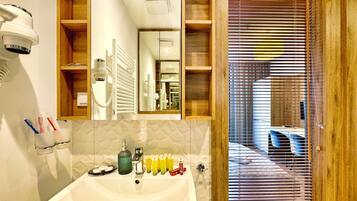 Dusch, hårtork, handdukar och tvål