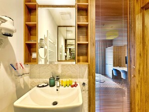 Dusch, hårtork, handdukar och tvål