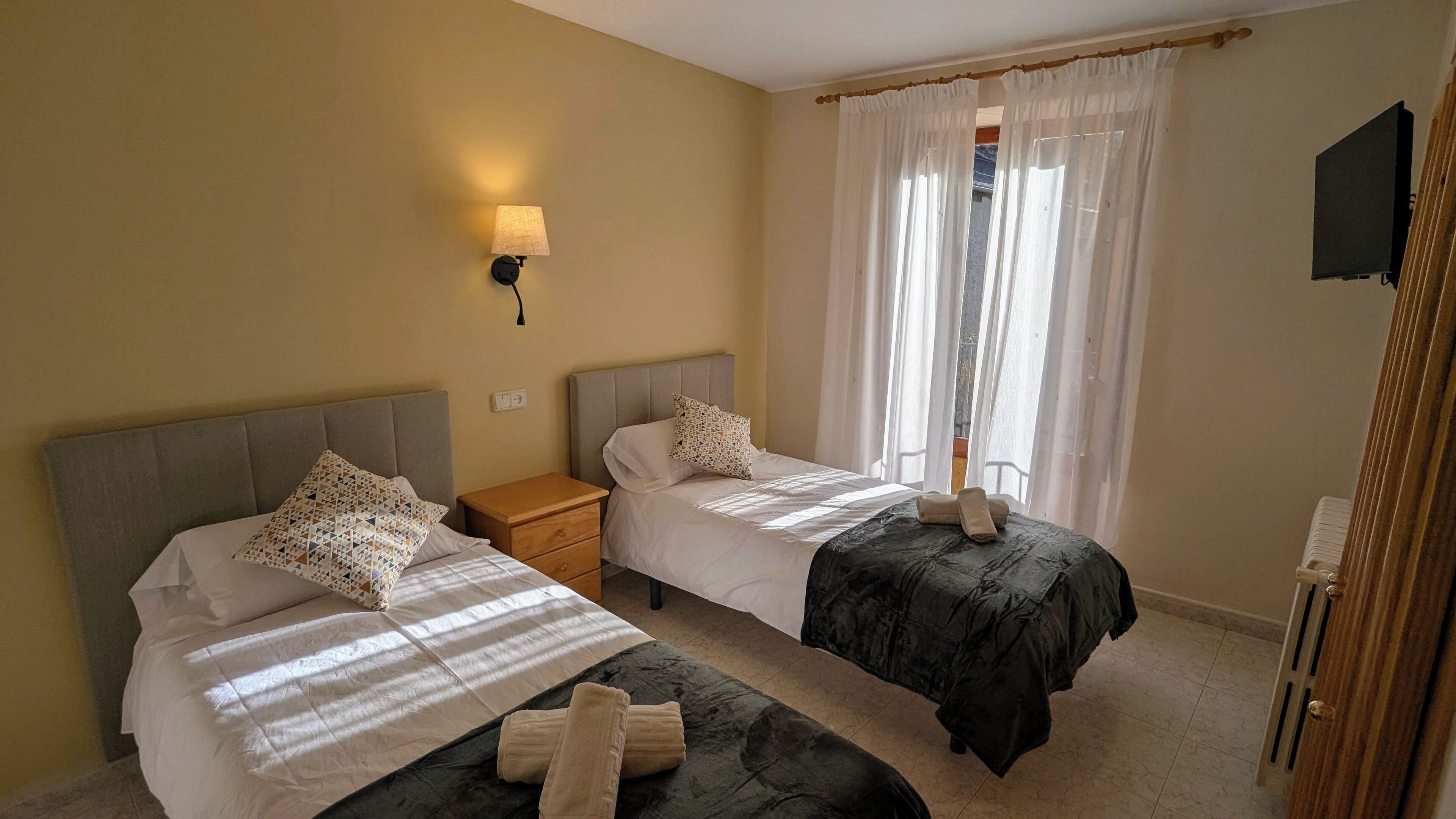 Habitación doble clásica, balcón, vista a la ciudad | Wifi gratis 