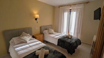 Habitación clásica doble, balcón, vistas a la ciudad | Wifi gratis