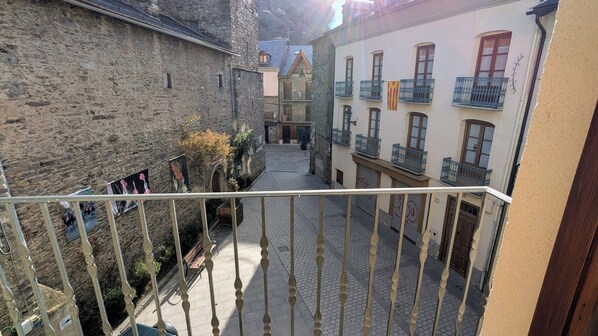 Classic Double Room, Balcony, City View | Wi-fi percuma 