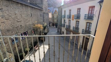 Habitación clásica doble, balcón, vistas a la ciudad | Wifi gratis y ropa de cama