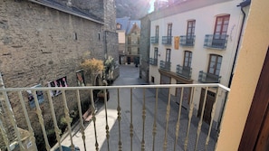 Klassieke tweepersoonskamer, balkon, uitzicht op de stad | Gratis wifi