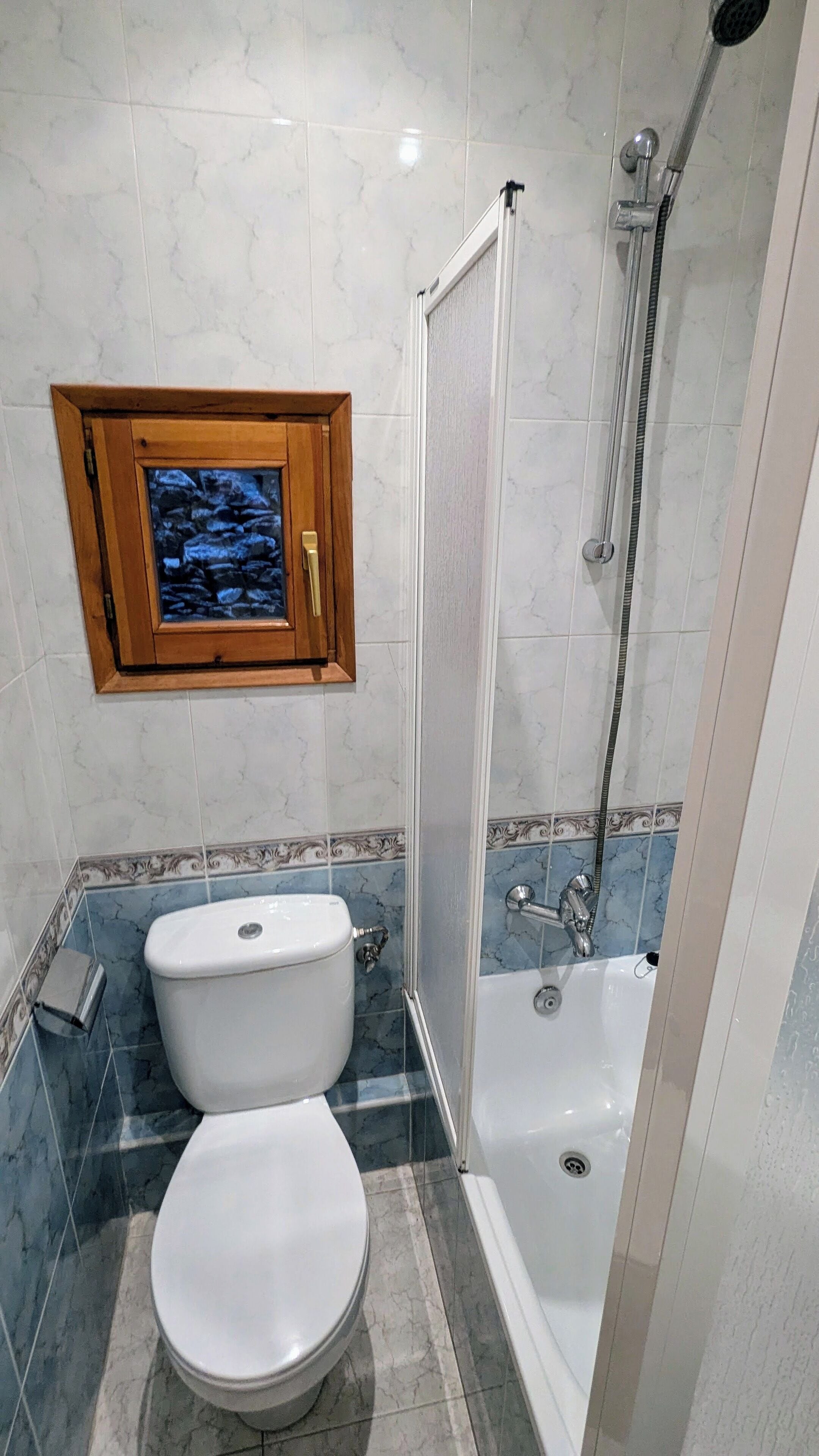 Habitación doble Confort, vista a la montaña | Baño | Tina con regadera, amenidades de baño gratuitas, toallas, jabón 