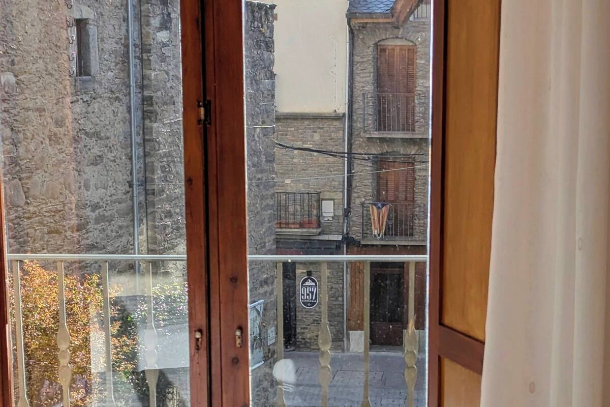 Klassieke tweepersoonskamer, balkon, uitzicht op de stad | Gratis wifi