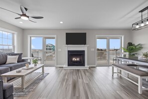 Living area - Bay front, Modern 5-bedroom house in beautiful West Wildwood. Sunsets included! (West Wildwood)