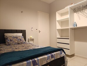 Leilighet – comfort, 2 soverom, kjøkken | Skrivebord, skrivebord for bærbar PC og strykejern/-brett