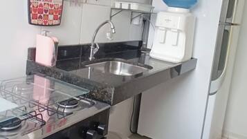 Apartamento conforto, 2 quartos, cozinha | Cozinha privada | Geladeira grande, micro-ondas, fogão