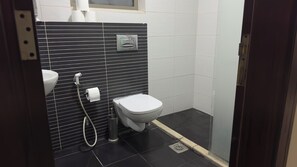 Shower, hair dryer, towels, soap - Modern fully furnished 4-Room apartment (Amman)