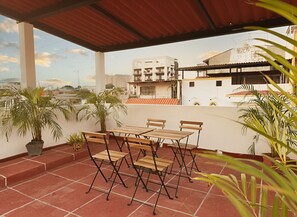 Outdoor dining - Colonial 1BR in 5 de Diciembre 4 Blocks From the Beach (Puerto Vallarta)