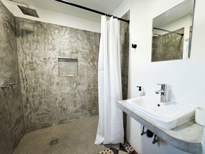 Shower, hair dryer, towels, toilet paper - Colonial 1BR in 5 de Diciembre 4 Blocks From the Beach (Puerto Vallarta)