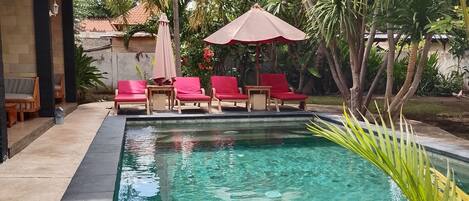 Una piscina al aire libre