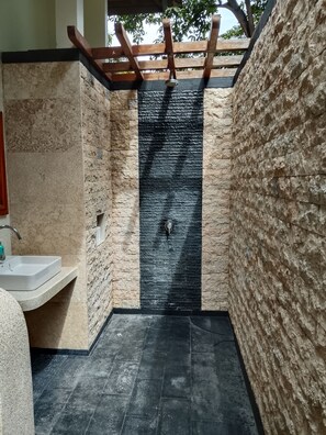 Shower, free toiletries, towels, soap - Villa Faris (Gili Air)